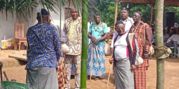 Les Yabii sont les descendants de Likégè (Likékè ou Likika) fils de Nanga Mbang dit Mpo’o et se répartissent actuellement en cinq sous-familles à savoir : Log Bii, Yagwand, Log Enga, Log Kômbi et Log Kwalla