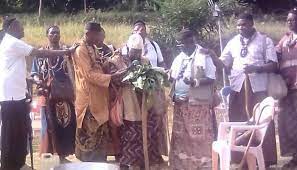 Les traditions Bassa s'accordent à distinguer neuf grands ancêtres communs, dont les noms classés par ordre de naissance sont les suivants : Ngog, Mbog, Njel, Mbang, Mban, Ngaa, Nsaa, Bias, Buwe
