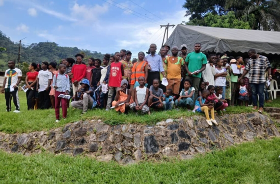 L’association JVEPI présente à la jeunesse de Ngambe dans le département de la Sanaga Maritime, les clés de succès pour réussir et changer la donne dans leurs villages.