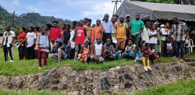 L’association JVEPI présente à la jeunesse de Ngambe dans le département de la Sanaga Maritime, les clés de succès pour réussir et changer la donne dans leurs villages.